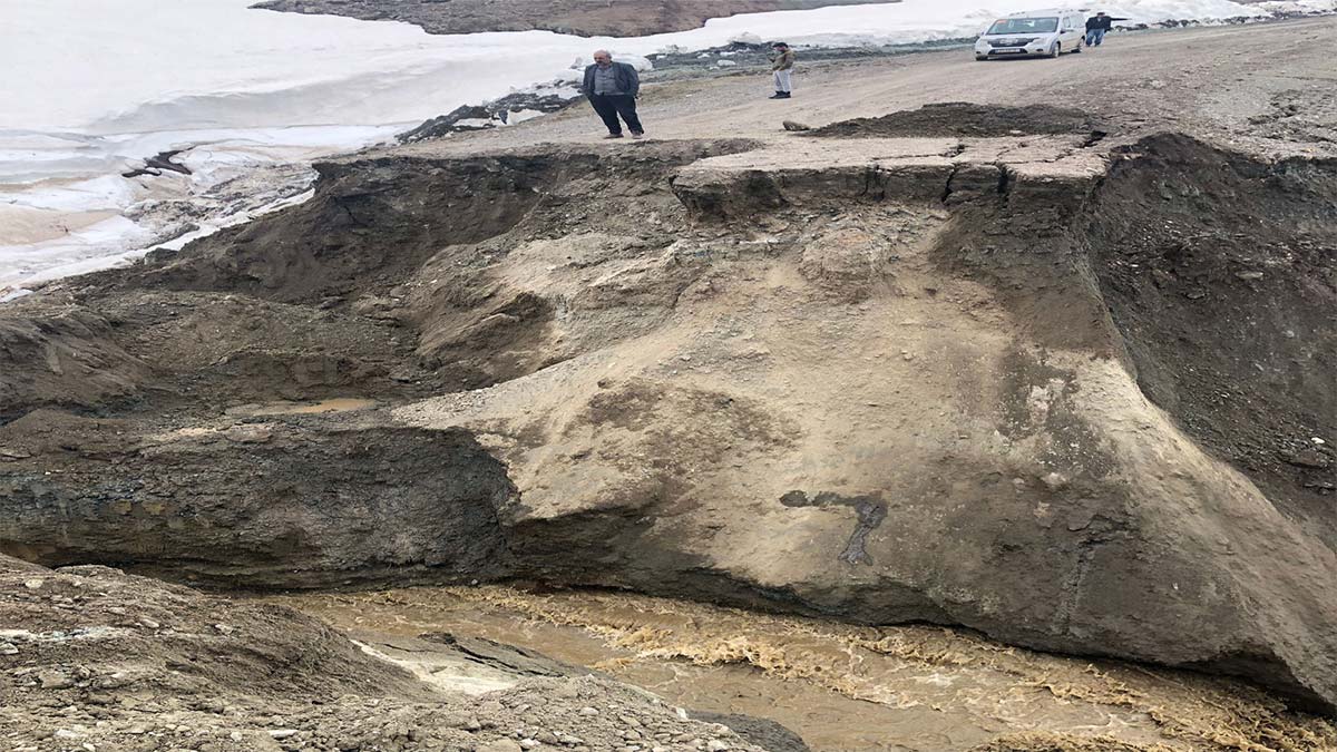 Sivas'ta heyelan; köy yolu ulaşıma kapandı