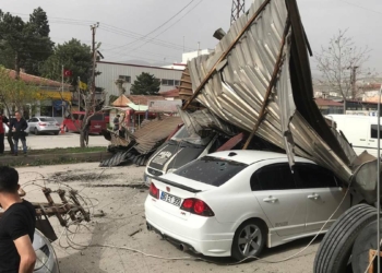 Sivas'ta kuvvetli rüzgar; çatılar uçtu