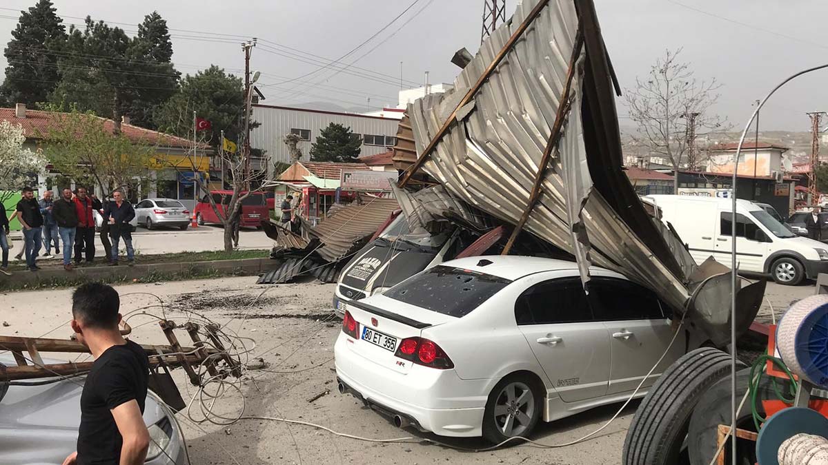 Sivas'ta kuvvetli rüzgar; çatılar uçtu