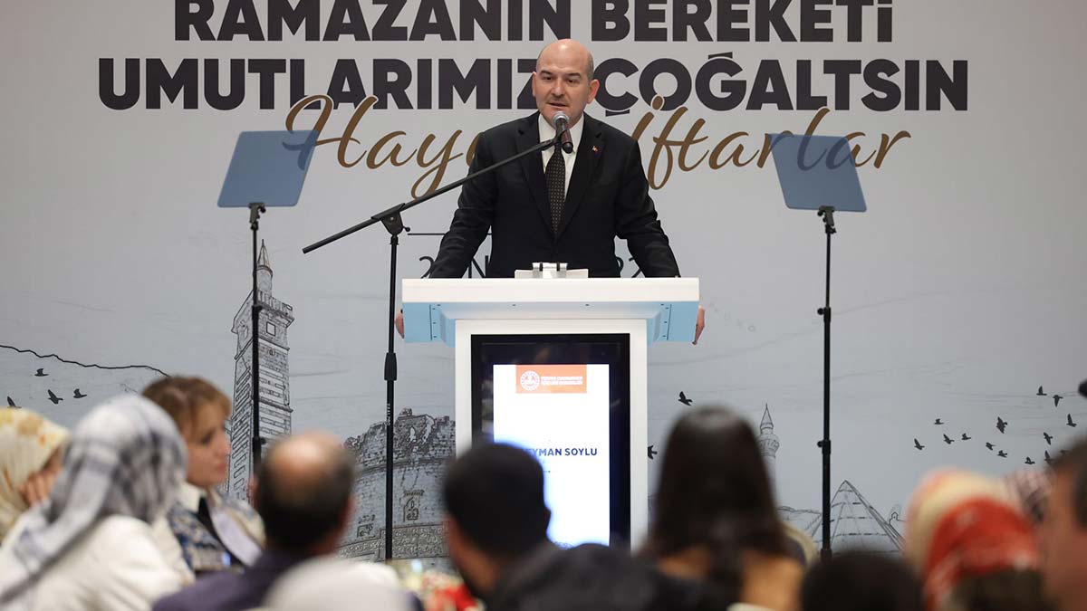 Soylu evlat nöbetindeki ailelerle iftarda buluştu