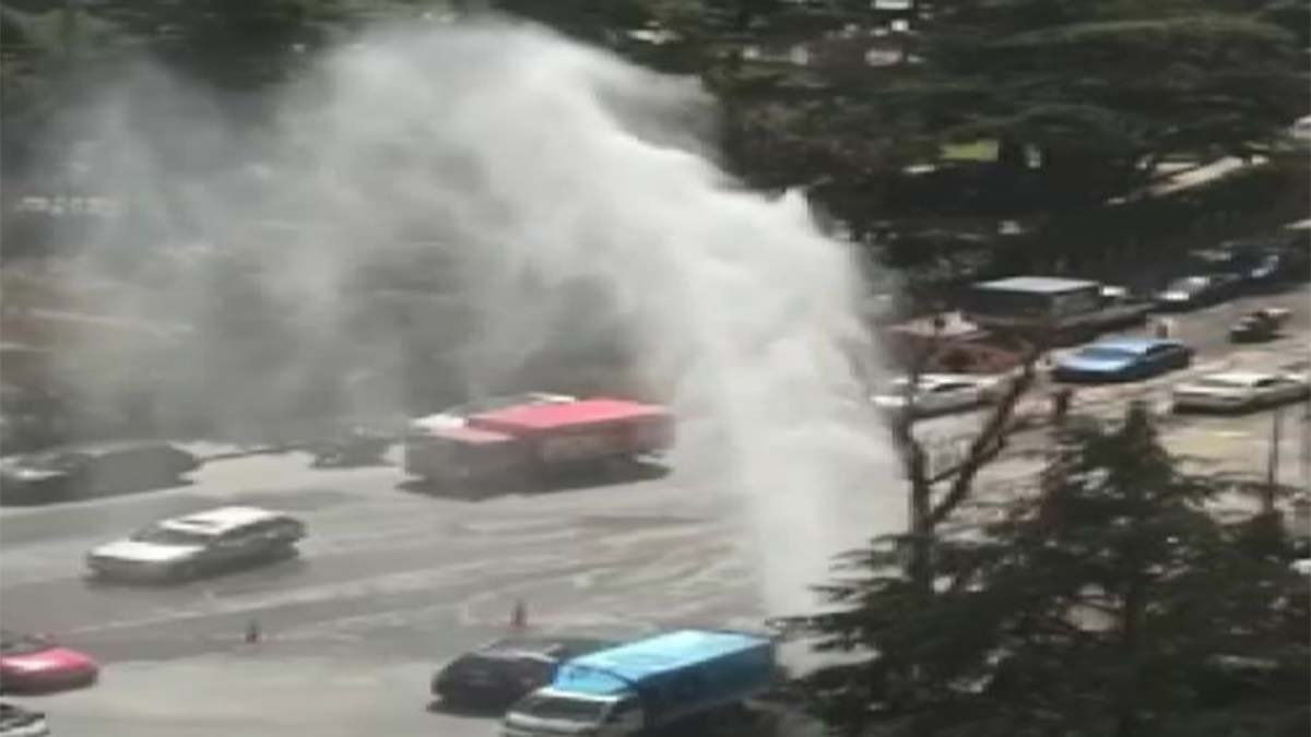 Su borusu patladı tazyikli su metrelerce fışkırdı