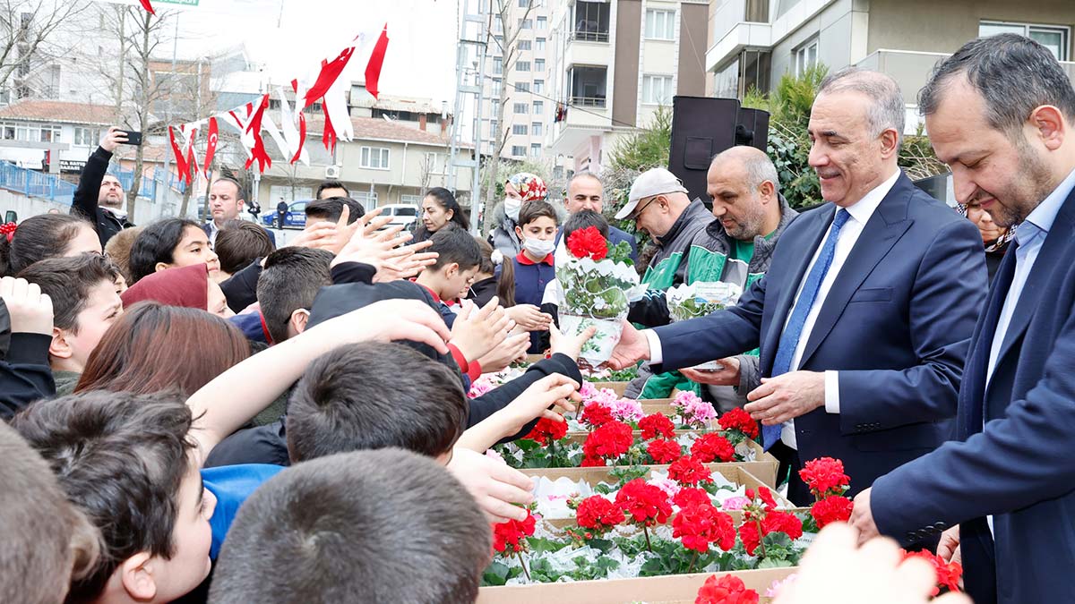 Sultangazi’de ağaç fideleri toprakla buluştu