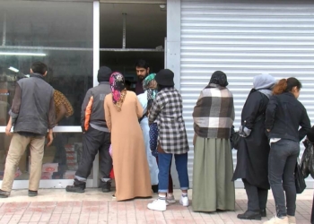 Sultangazi'de ücretsiz ayakkabı kuyruğu