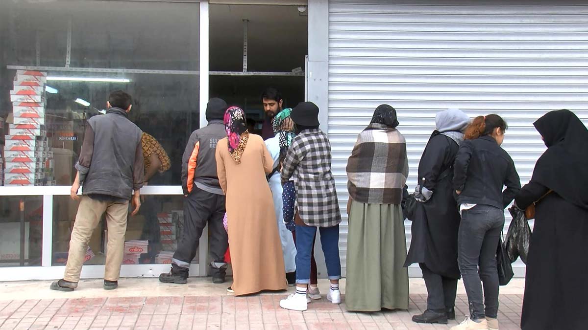 Sultangazi'de ücretsiz ayakkabı kuyruğu