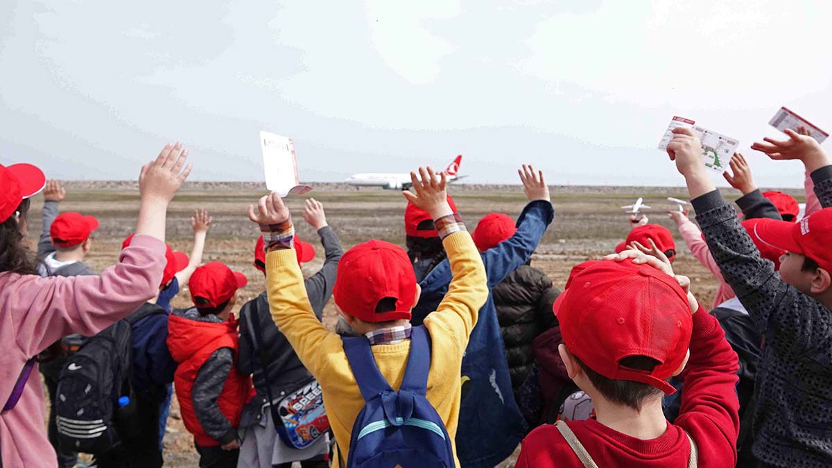 THY'den köy çocuklarına 23 Nisan sürprizi