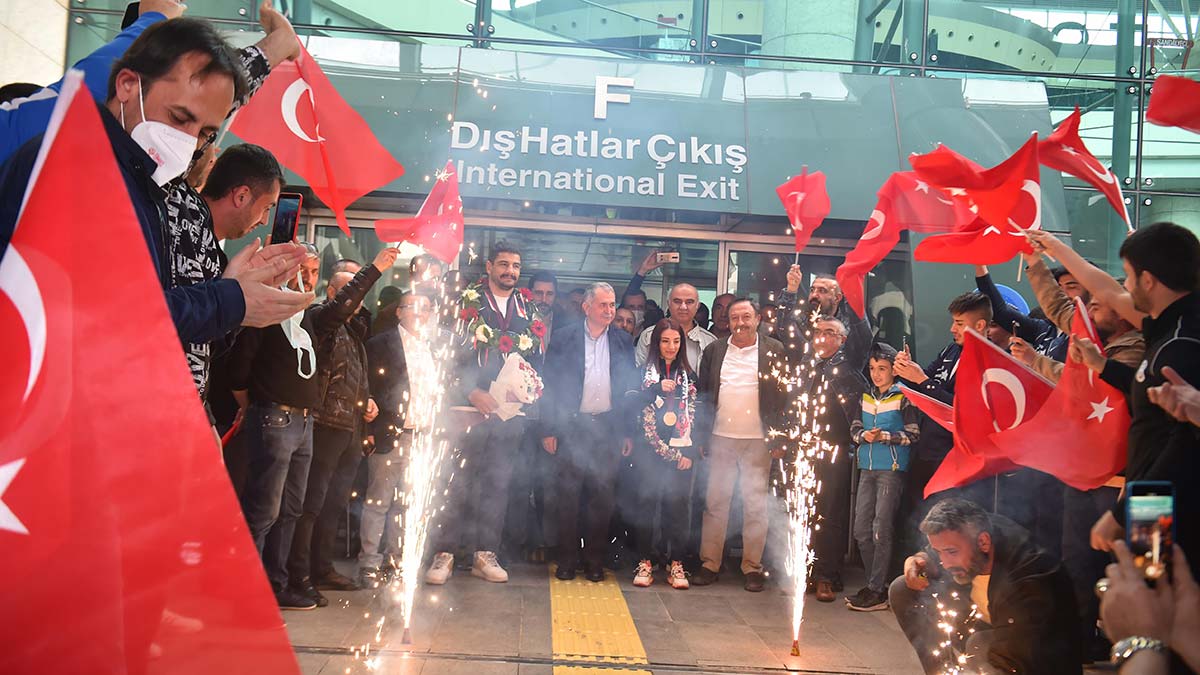 Avrupa ve dünya şampiyonları çıkaran ASKİ Spor Kulübü son olarak Macaristan’ın başkenti Budapeşte’de düzenlenen Avrupa Güreş Şampiyonası’ndan madalyalarla döndü, şampiyon milli güreşçiler Başkentlileri selamladı.