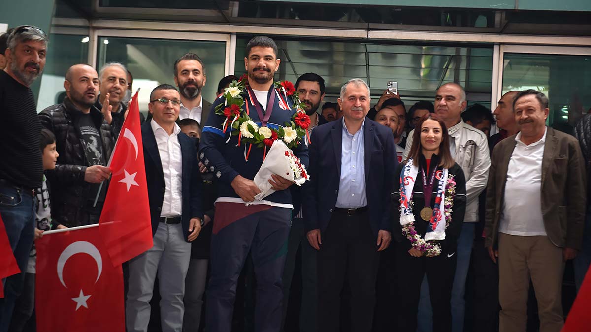 Şampiyon milli güreşçiler Başkentlileri selamladı