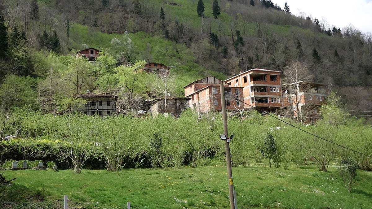 Trabzon'da 8 eve heyelan tahliyesi