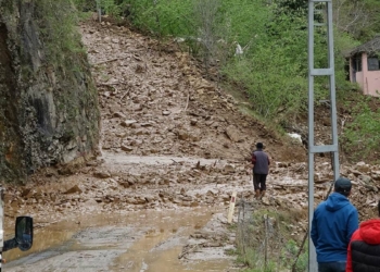 Trabzon'da heyelan yol kapattı