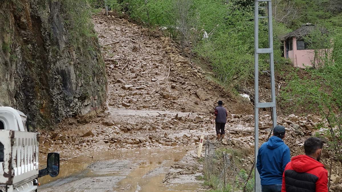 Trabzon'da heyelan yol kapattı
