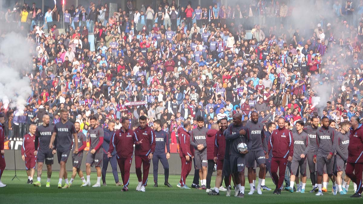 Trabzonspor, taraftarı önünde antrenman yaptı