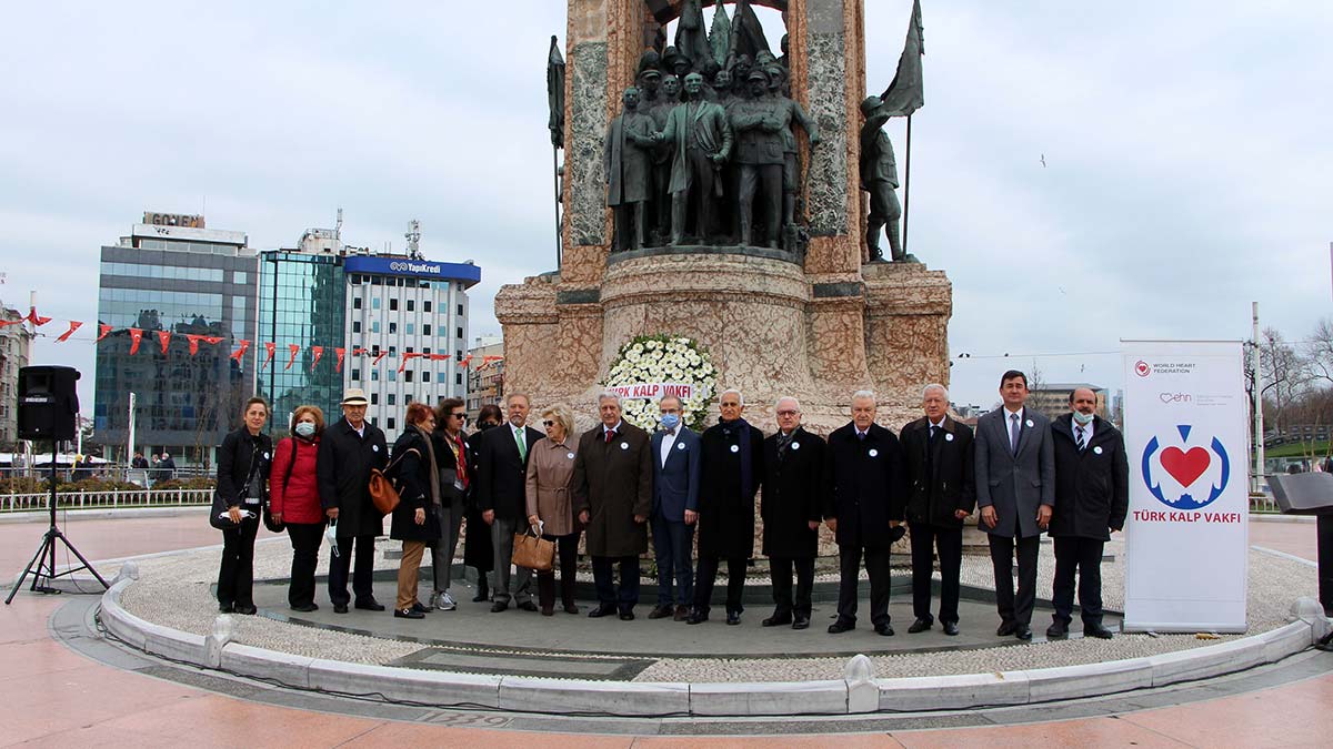 Türk Kalp Vakfı'ndan Cumhuriyet Anıtı’na çelenk