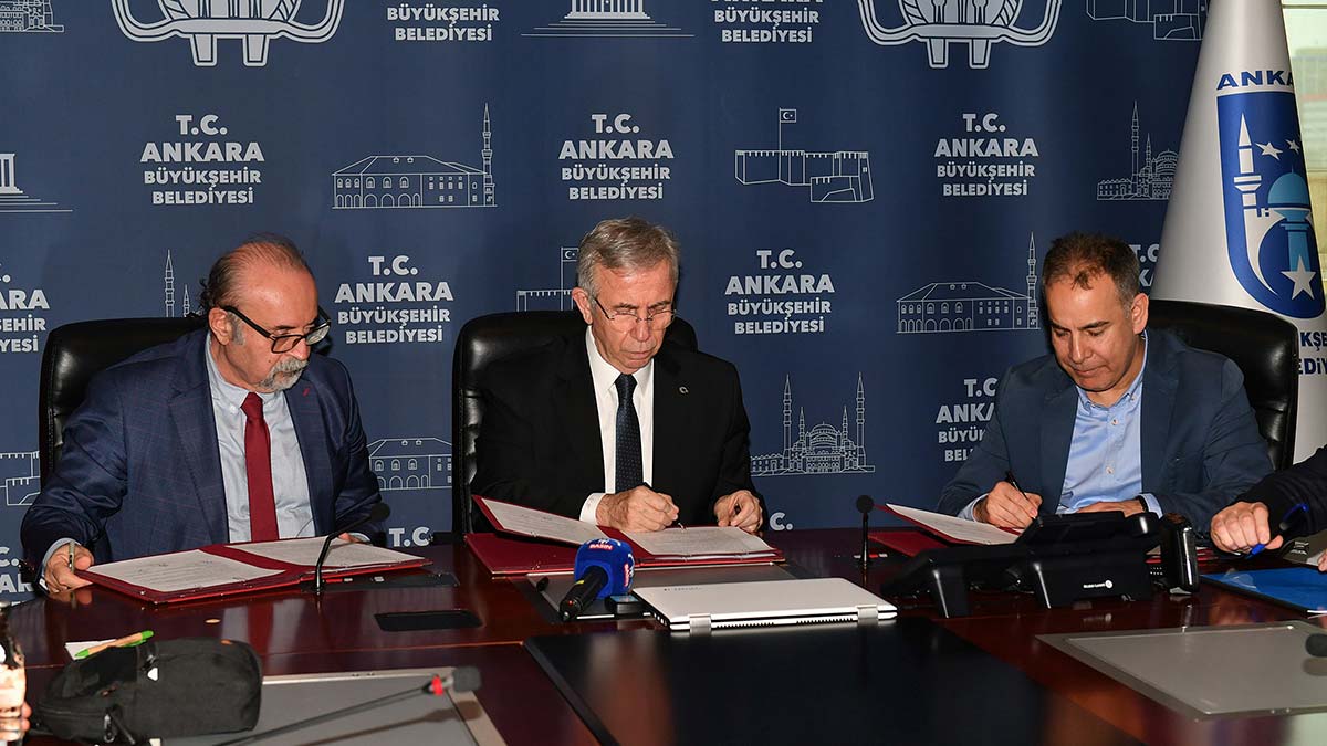 Büyükşehir Belediyesi, Ankara’yı yeşilin de Başkent’i yapmak için çalışmalarını sürdürüyor. Başkent bilimin ışığında yeşerecek.