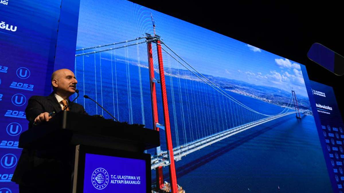 Ulaştırma ve Altyapı Bakanı Karaismailoğlu, "Ülkemizde yolcu ve yük taşımacılığında demiryollarının payının artırılması adına atılan adımlardan biri olan hızlı tren hatları, ulaştırma planına göre 2053 yılına kadar yaygınlaşacak, Hızlı trenlerle bağlı il sayımız 8'den 52'ye çıkacak" dedi.