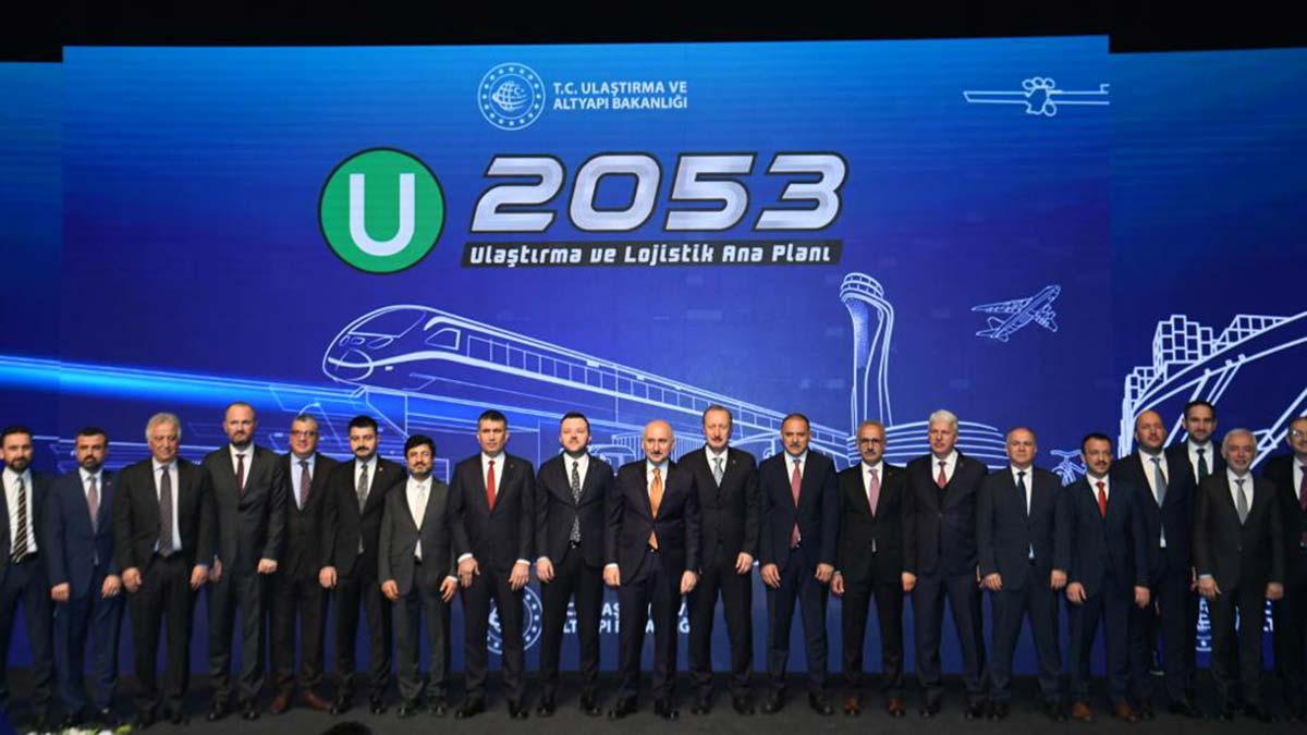 Ulaştırma ve Altyapı Bakanı Adil Karaismailoğlu, Atatürk Kültür Merkezi'nde düzenlenen 2053 Ulaştırma ve Lojistik Ana Planı programına katıldı. Bakan Karaismailoğlu, Türkiye'nin 2053 yılına kadar ulaşım ve altyapıda izleyeceği yolla ilgili bilgi verdi. Karaismailoğlu, 2053 yılında araç kullanım oranının yüzde 242 artacağını, dolayısıyla hem çevreyi korumak hem de ekonomiye katkıda bulunmak için demiryollarına yoğunluk vereceklerini kaydetti.