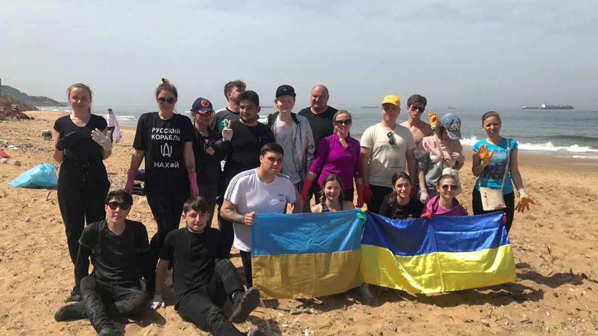 Ukraynalı öğrenciler sahilde çöp topladı