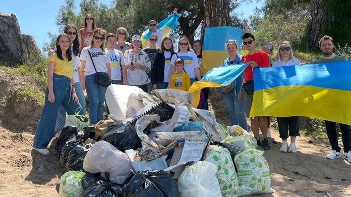 Ukraynalılar, çöp toplayarak teşekkür etti