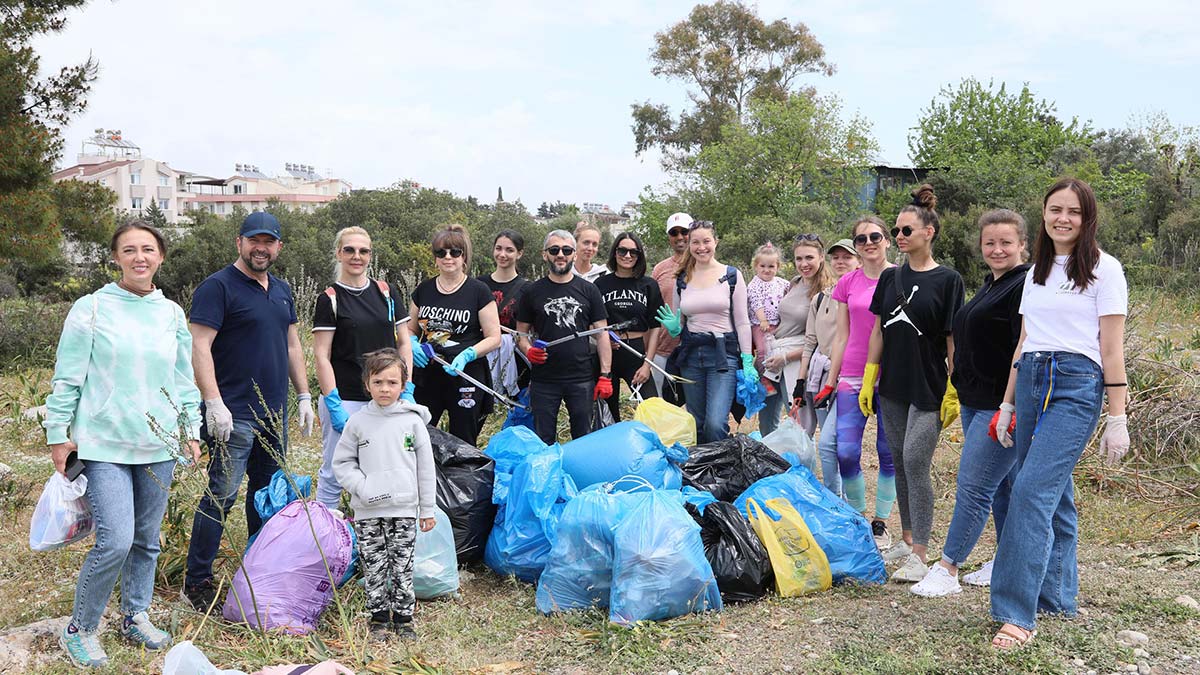 Ukraynalılar ve Ruslar birlikte çöp topladı