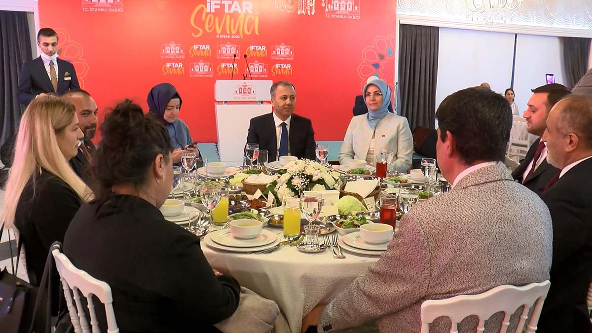 Vali Yerlikaya Roman vatandaşlarla iftar yaptı