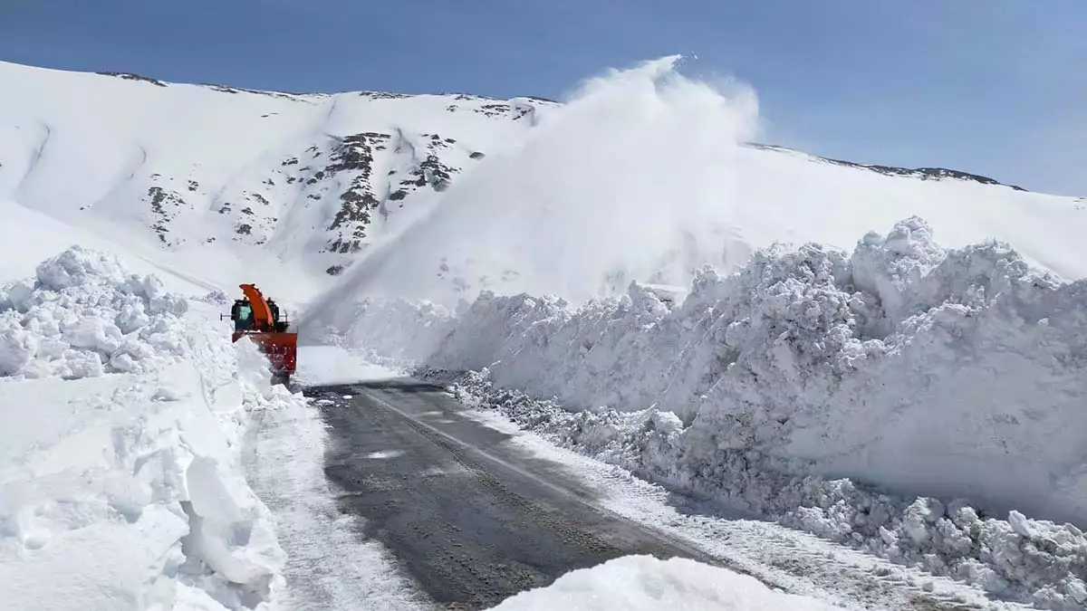 Van bahcesaray yolunda 5 metrelik kar tunelleri 2 - yaşam - haberton