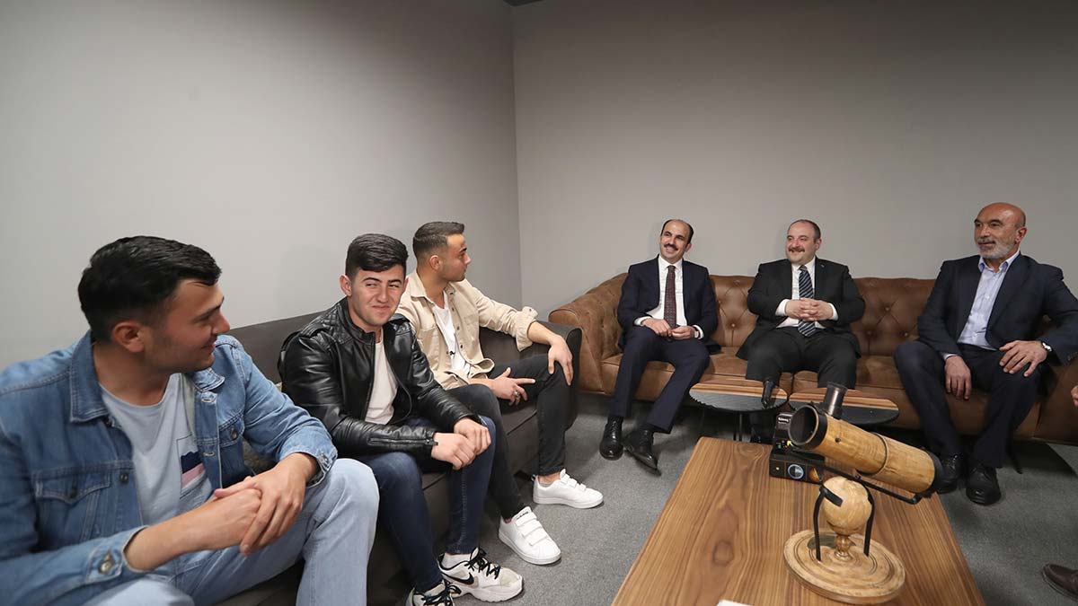 Varank Güneş sistemini tartışan gençlerle buluştu