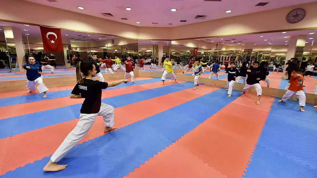 Ankara büyükşehir belediyesi ego spor kulübü, türkiye üniversiteler karate şampiyonası'nda madalya rekoru kırdı. 4 birincilik, 2 ikincilik, 3 üçüncülük madalyası kazanan sporcular, avrupa şampiyonluğu ile diğer yarışlara iddialı hazırlanıyor.