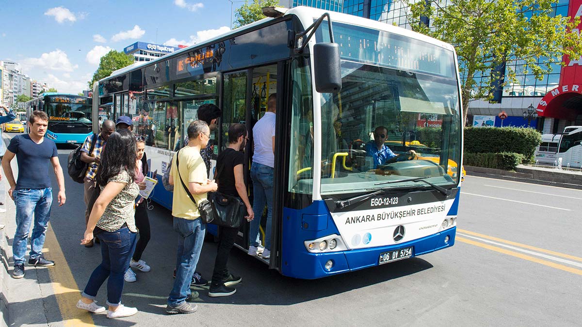 EGO Genel Müdürlüğü, vatandaşların ulaşım giderlerine destek olunması ve belli saatlerde oluşan trafik yoğunluğunu azaltmak amacıyla Başkentte indirimli tarife uygulaması başlatıyor.