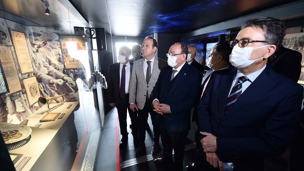 Her gün binlerce yolcunun ortak noktası olan AŞTİ, Çanakkale Savaşı’ndan kalma objelerin yer aldığı ve videoların gösterildiği Çanakkale Mobil Müze tırına ev sahipliği yapıyor.