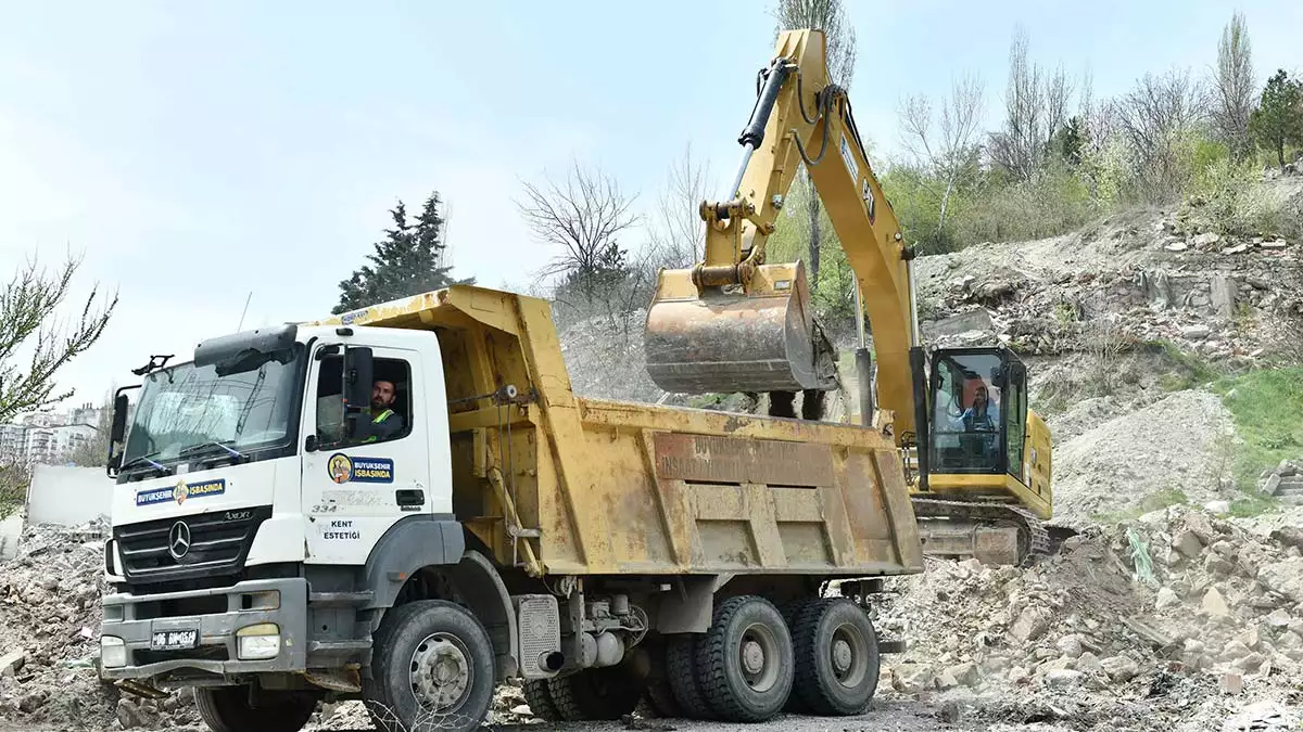 Ankara büyükşehir belediyesi, mamak'ta kentsel dönüşüm projesini tamamlamak ve vatandaşların yıllardır yaşadığı mağduriyeti ortadan kaldırmak için çalışmalarını aralıksız sürdürüyor.