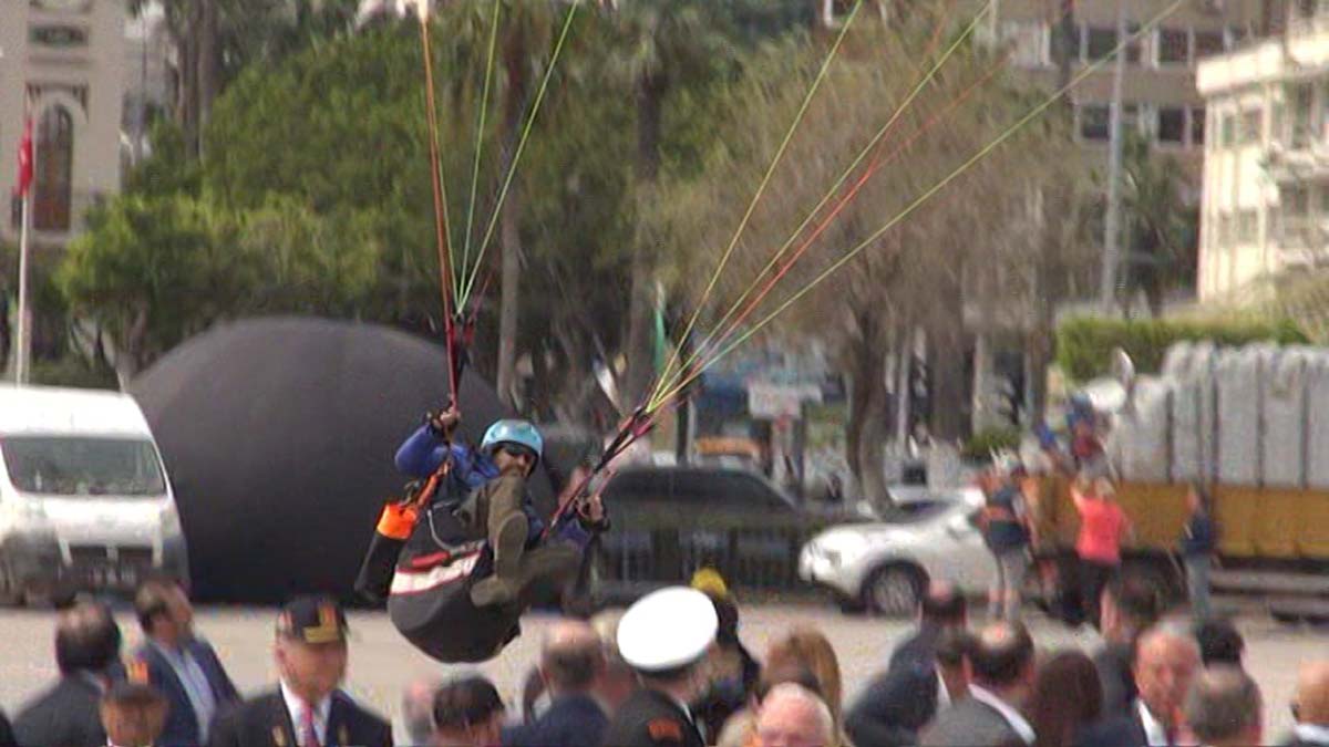 Yamaç paraşütçü protokolün üzerine indi