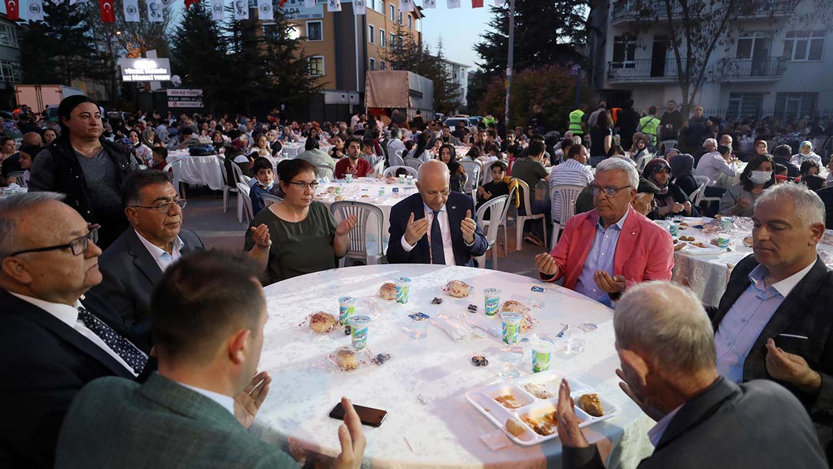 Yenimahalle'de iftar sofraları doldu taştı