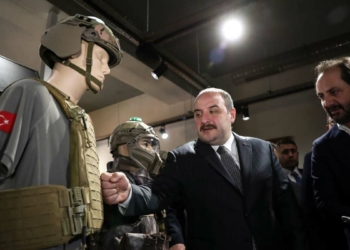 Zelenski ile ekibine korumalı kask ve yelek
