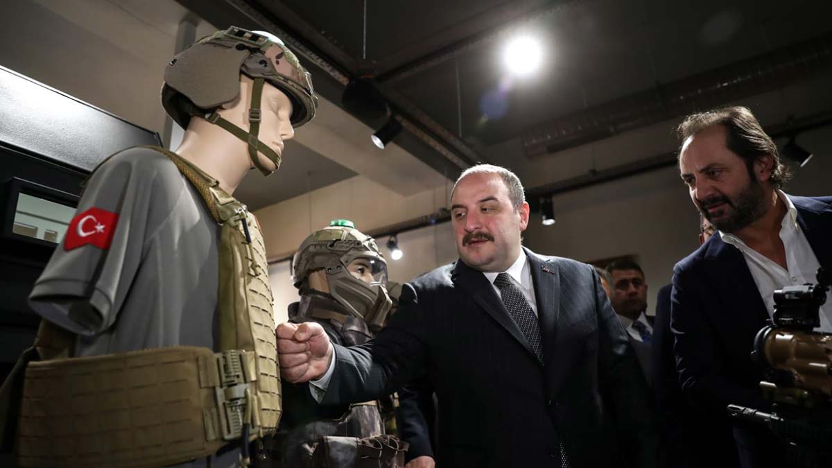 Zelenski ile ekibine korumalı kask ve yelek