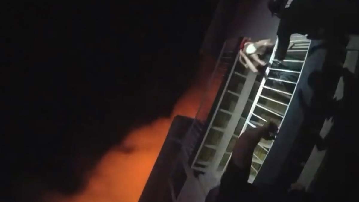 Yangında mahsur kalan bebeğin kurtarılma anı