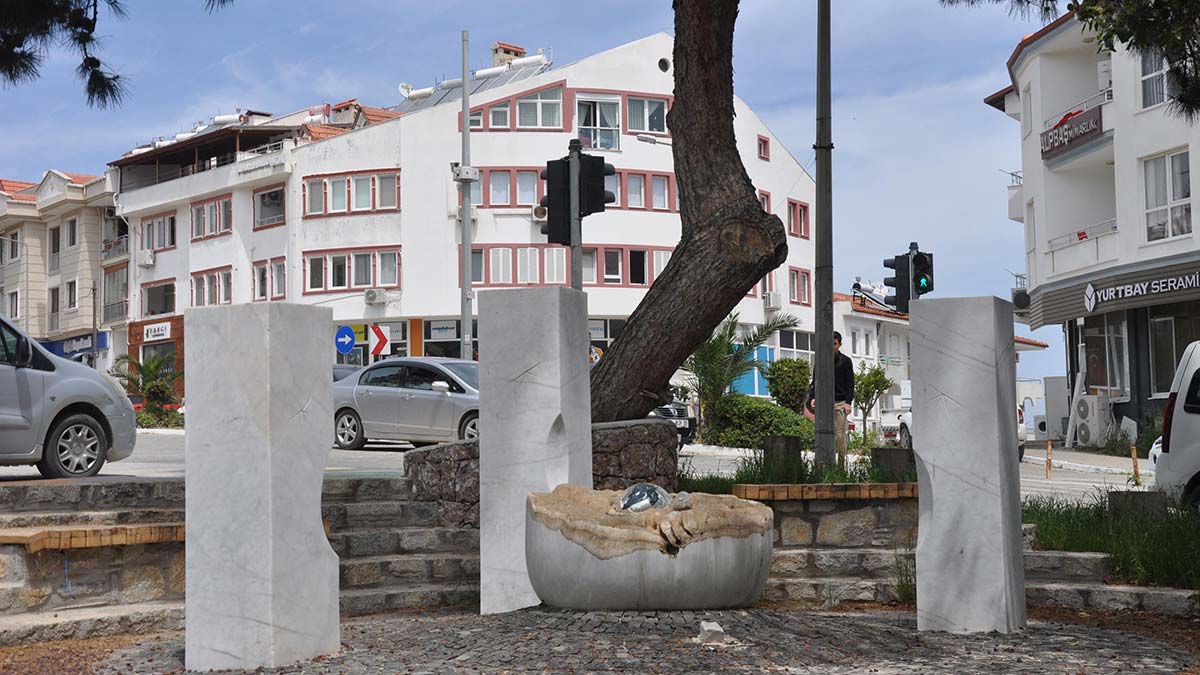 Fikir Sağlığı Heykeli'ne saldırı