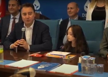 Ali Babacan çocuklarla oyun oynadı