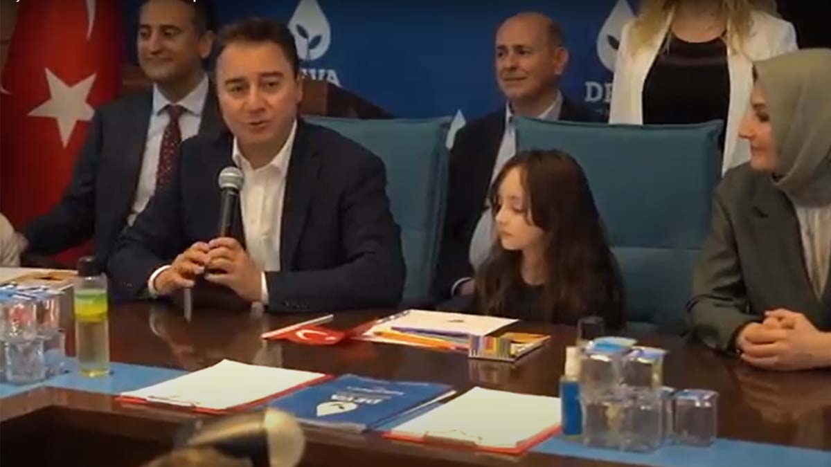 Ali Babacan çocuklarla oyun oynadı