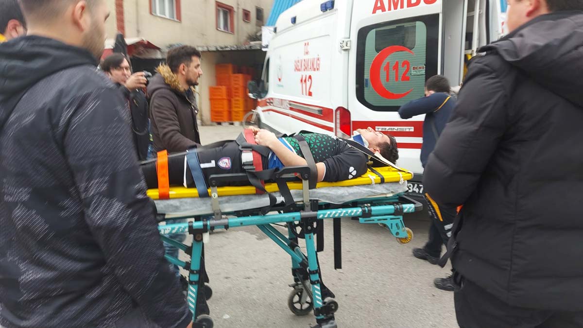 İki takım futbolcuları kavga etti; 10 yaralı