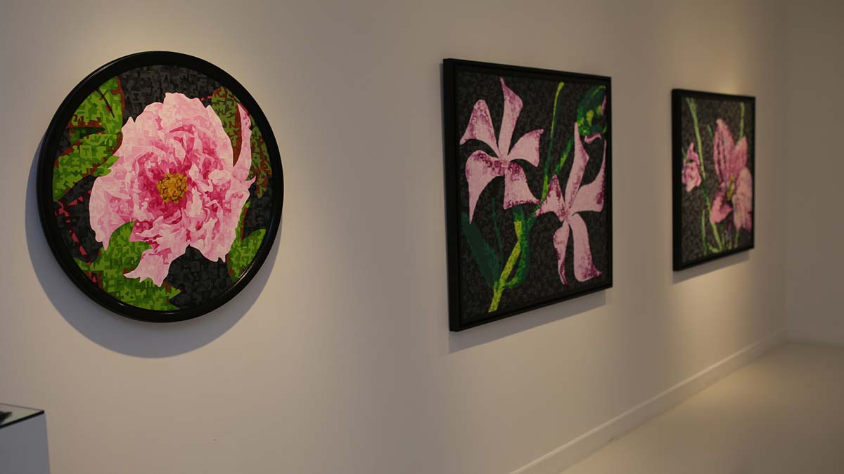 Resim ve şiiri birleştirerek, Anadolu'nun çiçeklerini bir araya getiren Zeynep Öztürk'ün Bakarken II kişisel sergisi, dün sanatseverlere kapılarını açtı.