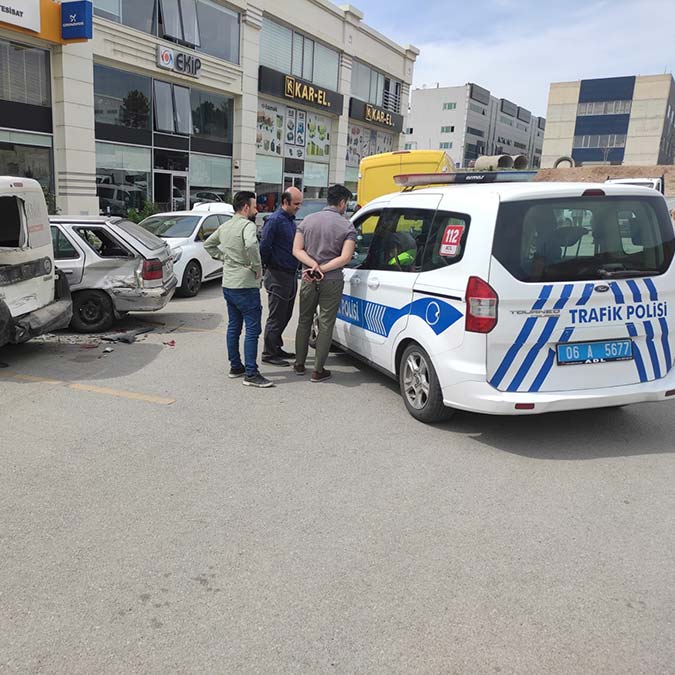 Ankara'da kargo minibüsü 7 araca çarptı