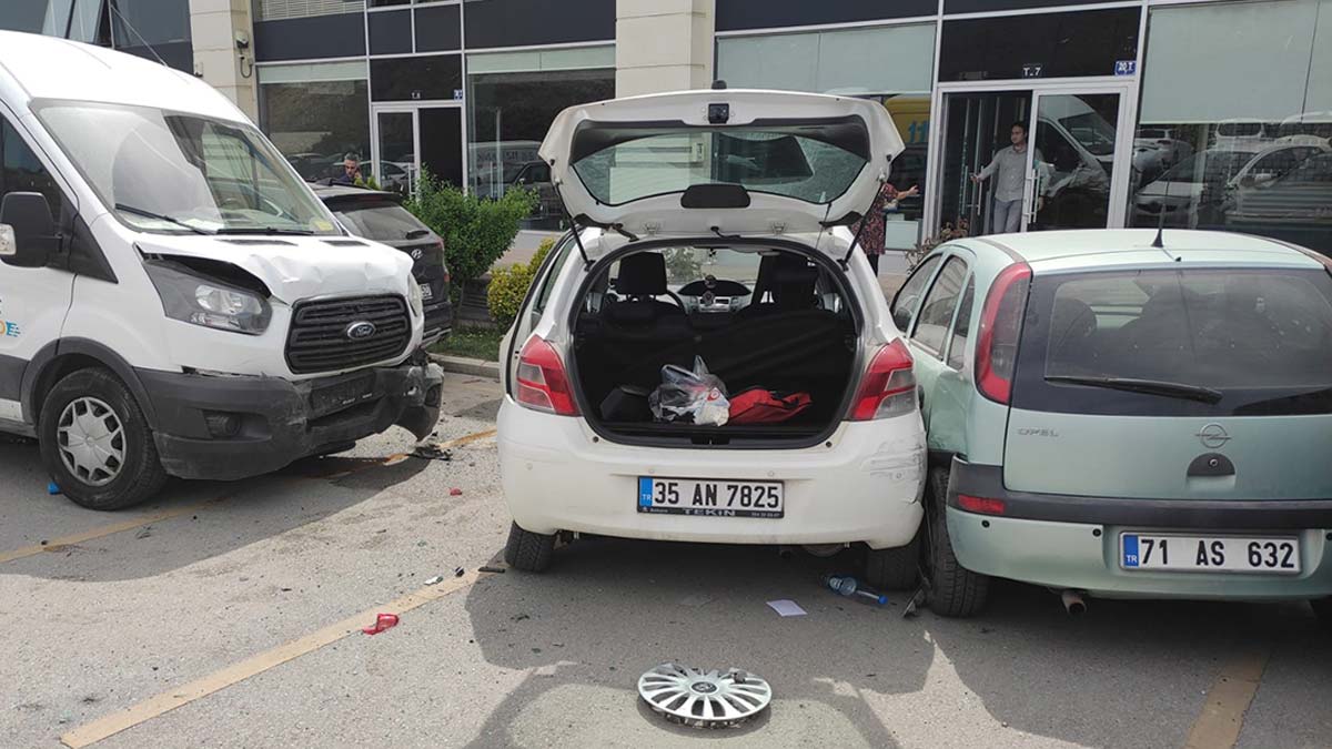Ankara'da kargo minibüsü 7 araca çarptı