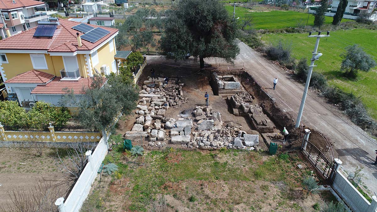 Antalya'da sokak arasında ve yola bitişik bir arsada Roma dönemine ait mezarlık bulundu. İki metrelik dev lahit parçasından yola çıkan kazı ekibi 1 ay içerisinde 3 lahit ve bir de anıt mezar buldu.
