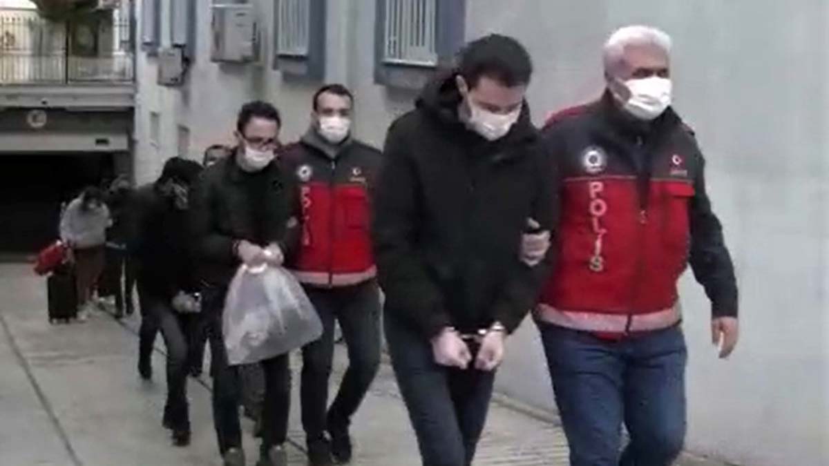 Araç kiralamak isteyen 2 bin kişiyi dolandıran şebekeye yönelik düzenlenen operasyonda gözaltına alınan 24 kişiden 18’i tutuklandı.