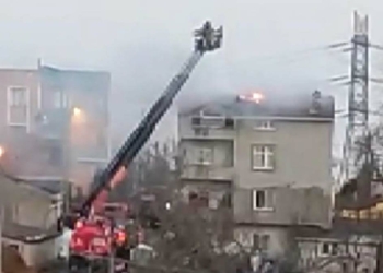 Arnavutköy'de binanın çatısı alev alev yandı