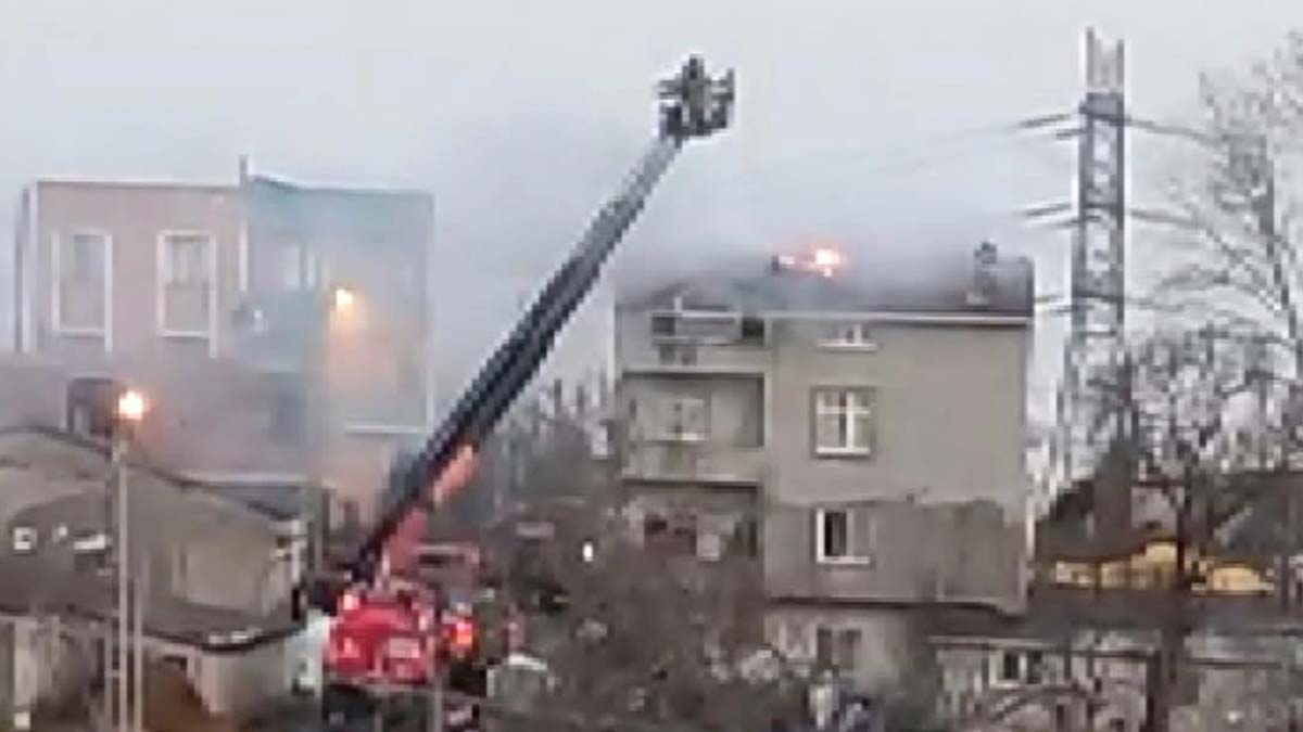 Arnavutköy'de binanın çatısı alev alev yandı