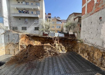 Arnavutköy'de inşaatta toprak kayması