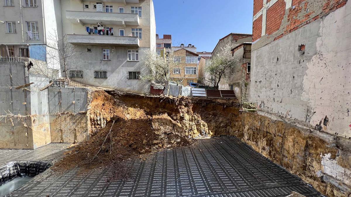 Arnavutköy'de inşaatta toprak kayması