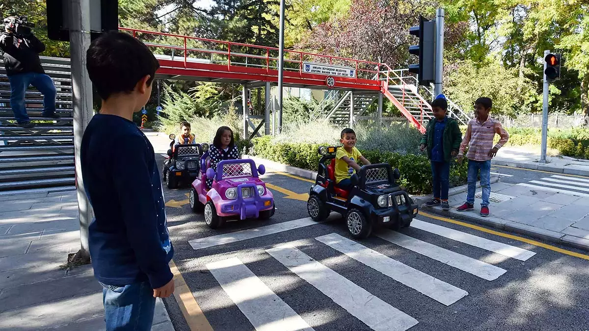 Başkentli çocuklara erken yaşta trafik kurallarını öğretmeyi amaçlayan ankara büyükşehir belediyesi, pandemi nedeniyle 2 yıldır kapalı olan “kurtuluş parkı trafik eğitim pisti”ni yeniden hizmete açıyor.