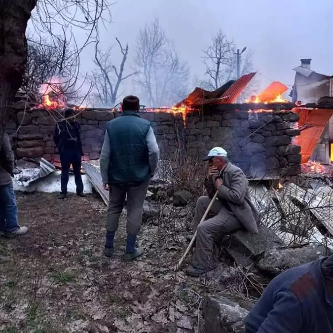 Artvin'de 6 ev yandı; 1 ölü