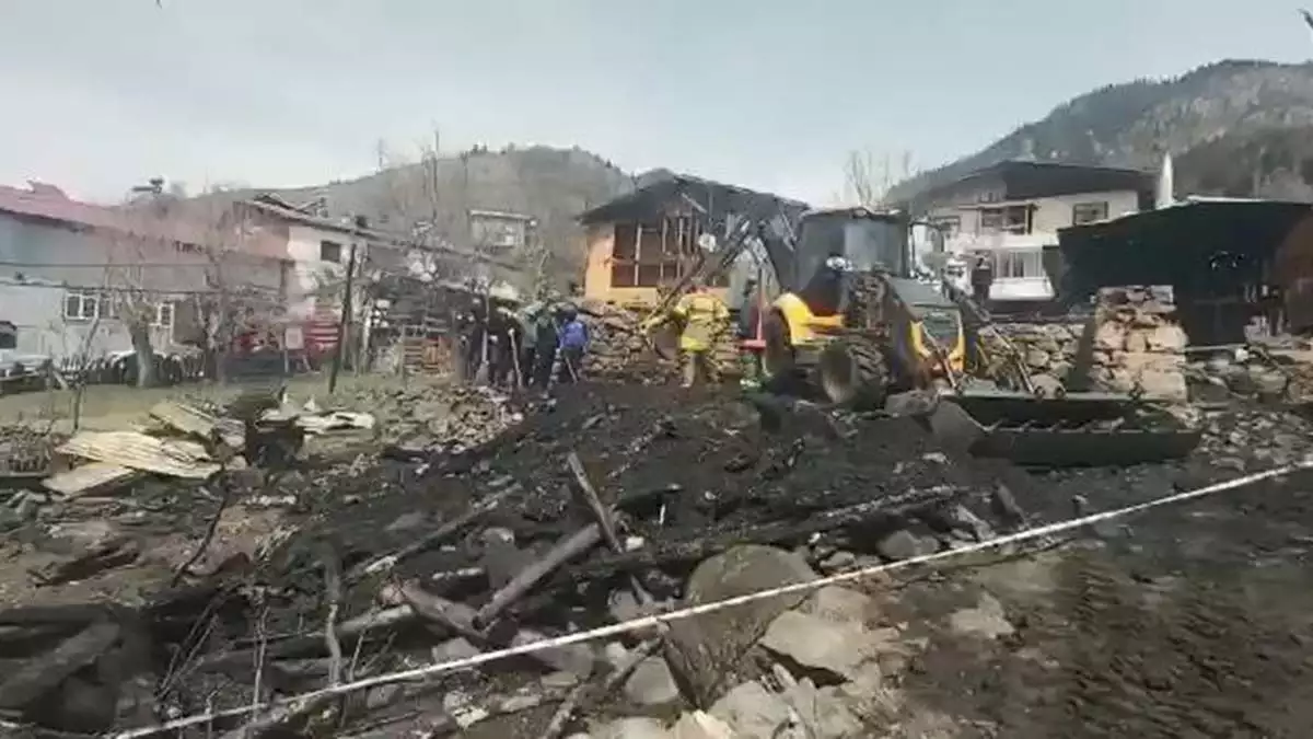 Artvin'de yanan evin enkazında çalışmalar sona erdi